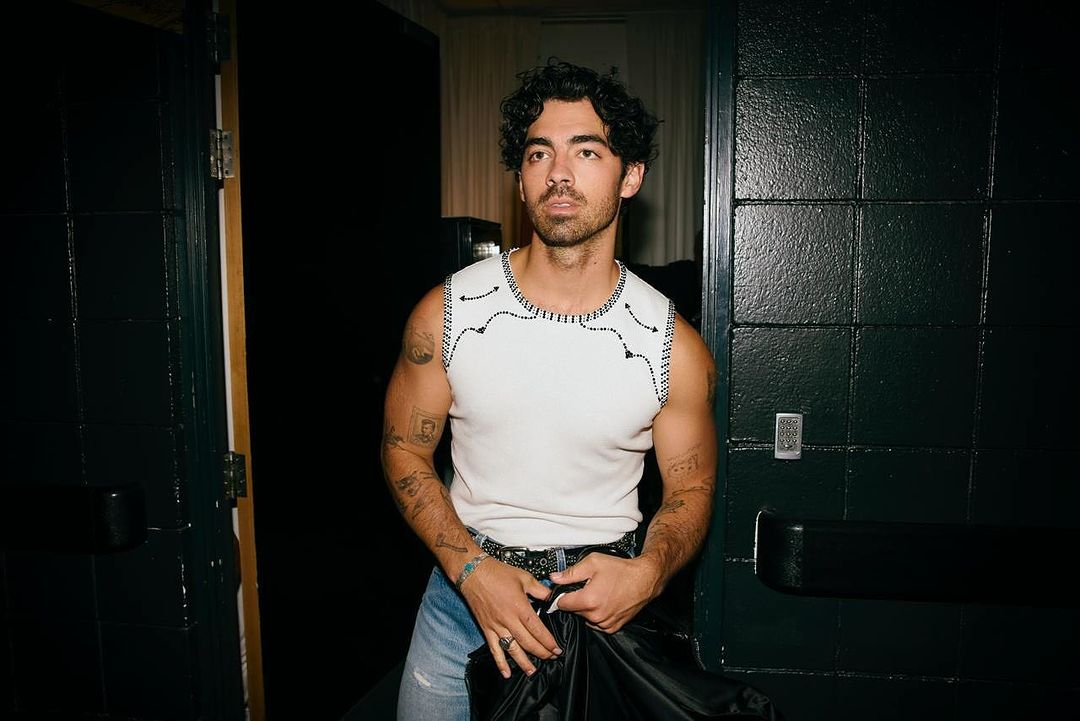 โจเคยปรากฏตัวในรายการแข่งขันร้องเพลง The Voice และ The Masked Singer