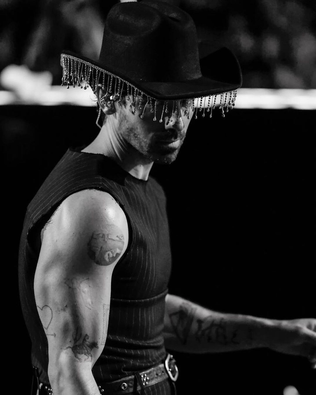 โจ โจนาสเป็นฟรอนต์แมนของวง DNCE ที่โด่งดังจากเพลง &quot;Cake by the Ocean&quot;