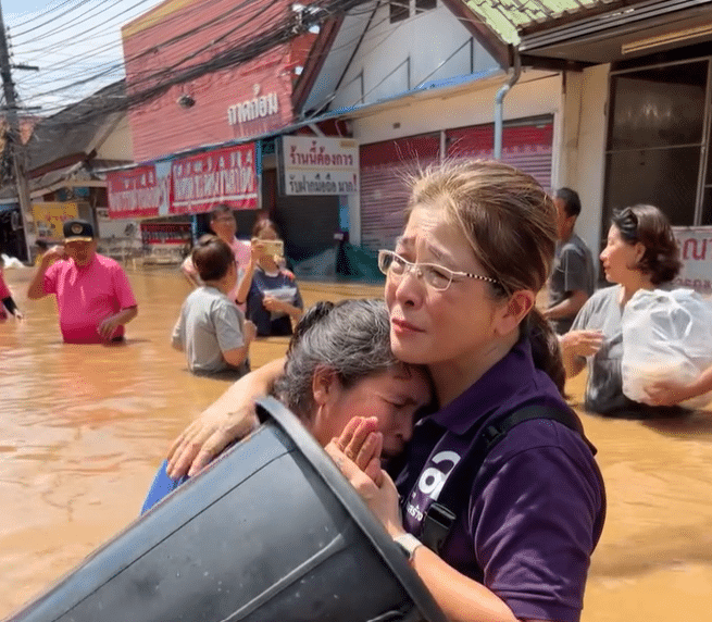 คุณหญิงสุดารัตน์ ลงพื้นที่ช่วยน้ำท่วมภาคเหนือ