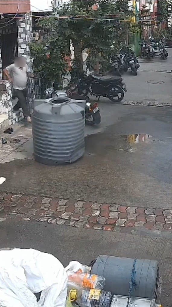 ชายหนุ่มรีบวิ่งเข้ามาช่วยเหลือ
