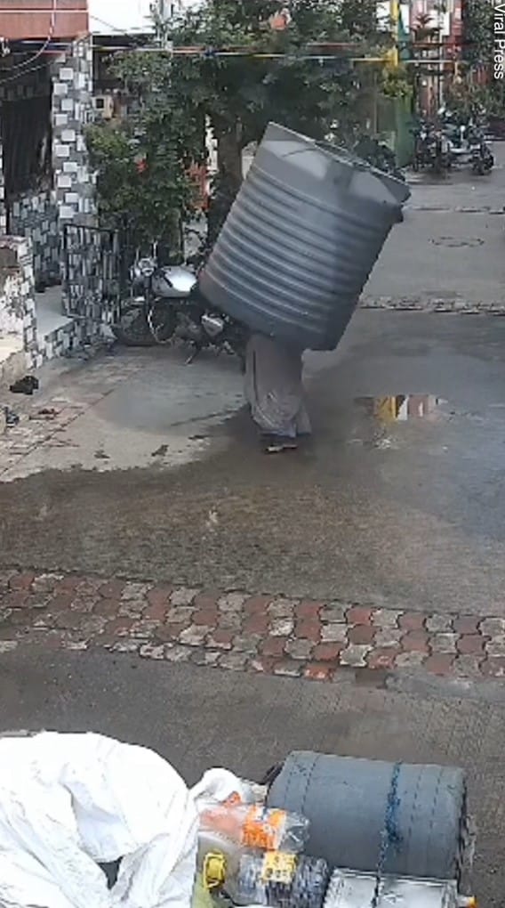 ถังน้ำตกใส่หัวหญิงอินเดีย