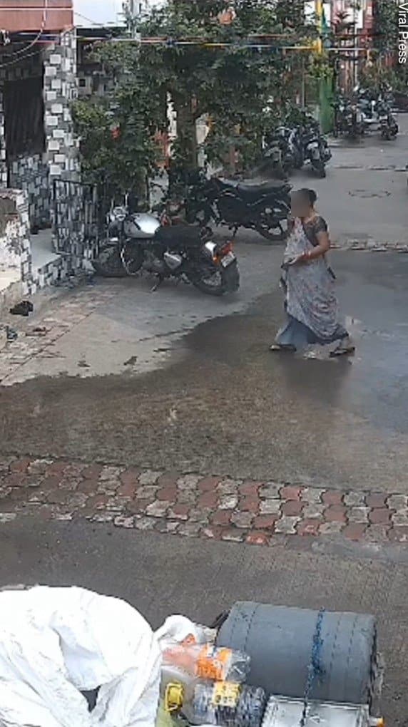 ถังเงินบริจาคตกใส่หญิงอินเดีย