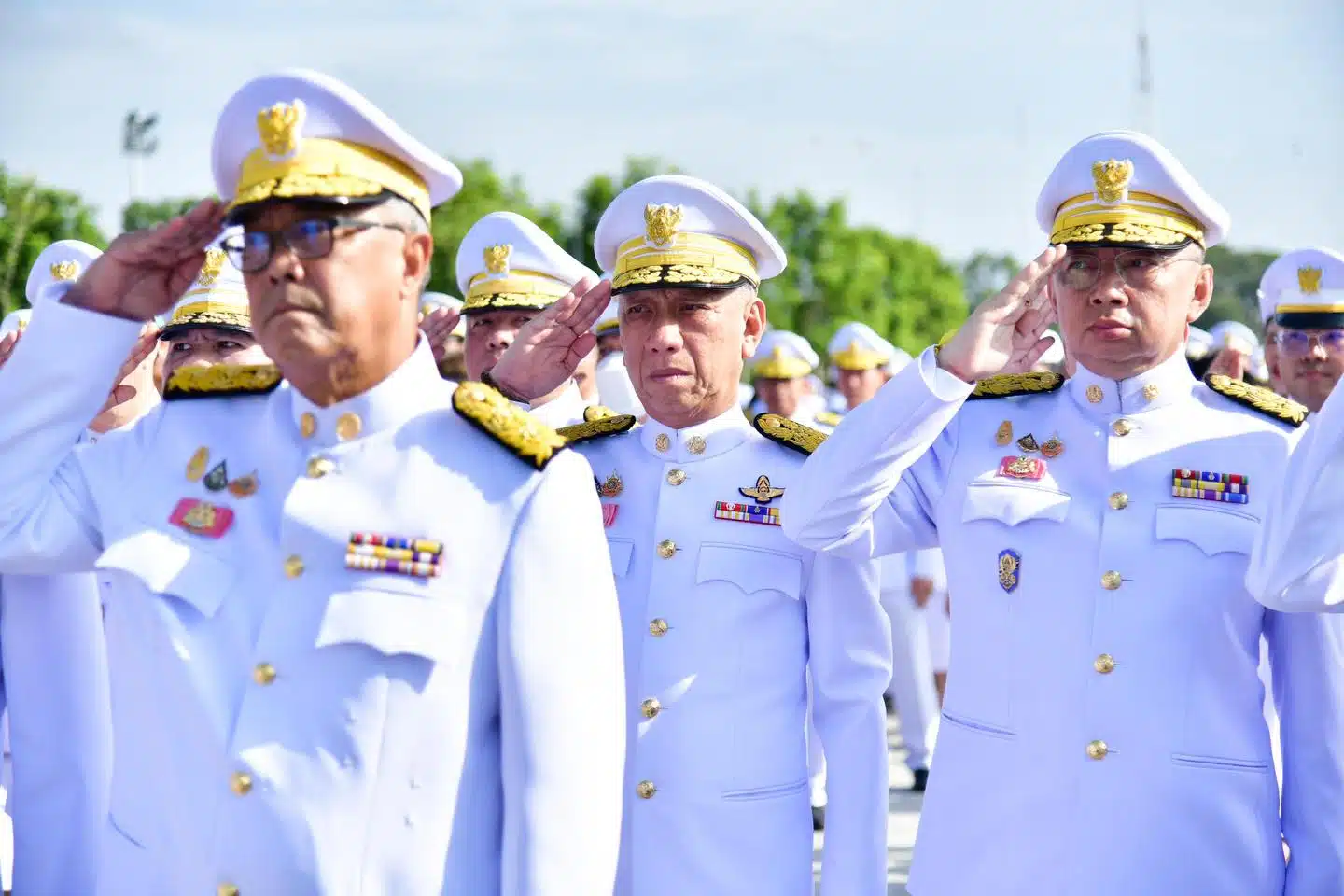 คณะรัฐมนตรี ถวายความเคารพพระบรมราชานุสาวรีย์พระบาทสมเด็จพระบรมชนกาธิเบศร มหาภูมิพลอดุลยเดชมหาราช บรมนาถบพิตร