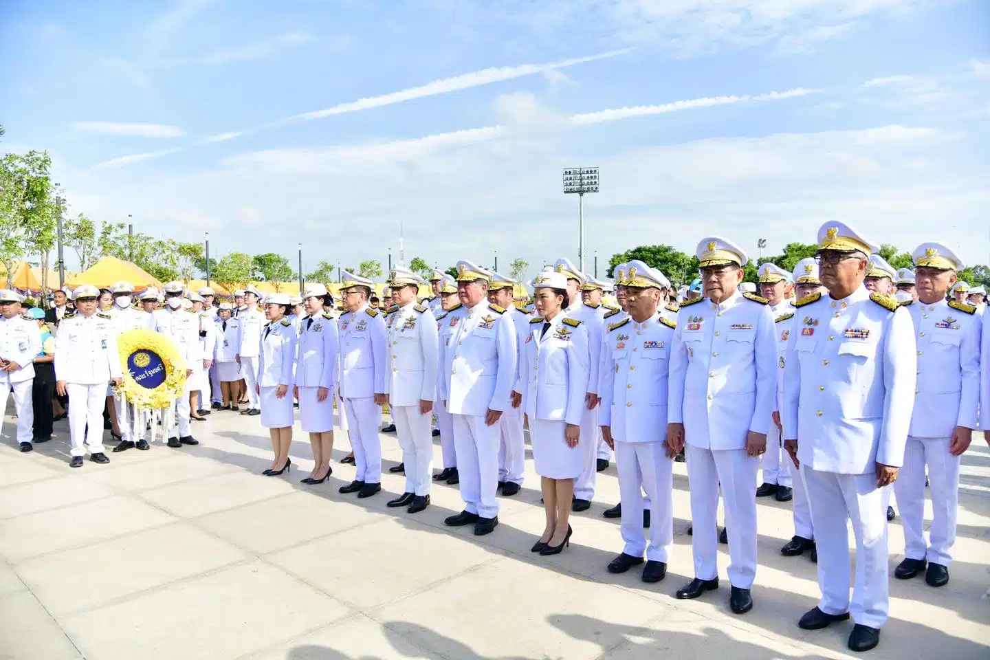 นายกรัฐมนตรีและคณะรัฐมนตรี ถวายความเคารพพระบรมราชานุสาวรีย์พระบาทสมเด็จพระบรมชนกาธิเบศร มหาภูมิพลอดุลยเดชมหาราช บรมนาถบพิตร