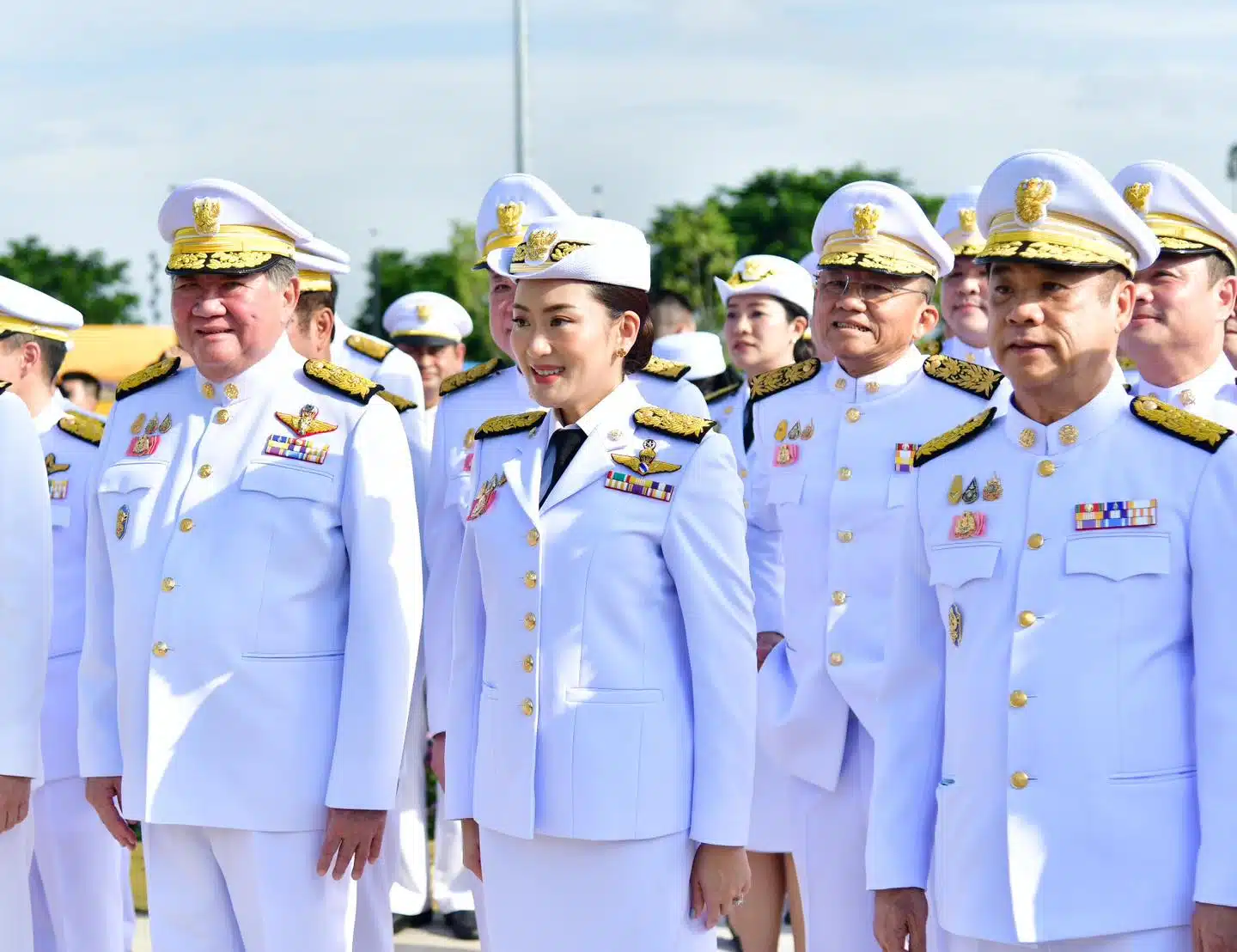 นายกรัฐมนตรีและคณะรัฐมนตรี ถวายความเคารพพระบรมราชานุสาวรีย์พระบาทสมเด็จพระบรมชนกาธิเบศร มหาภูมิพลอดุลยเดชมหาราช บรมนาถบพิตร