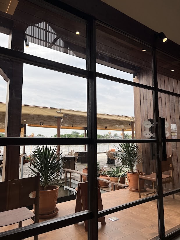 โซนอินดอร์มองเห็นวิวริมน้ำสวยไม่แพ้เอาท์ดอร์