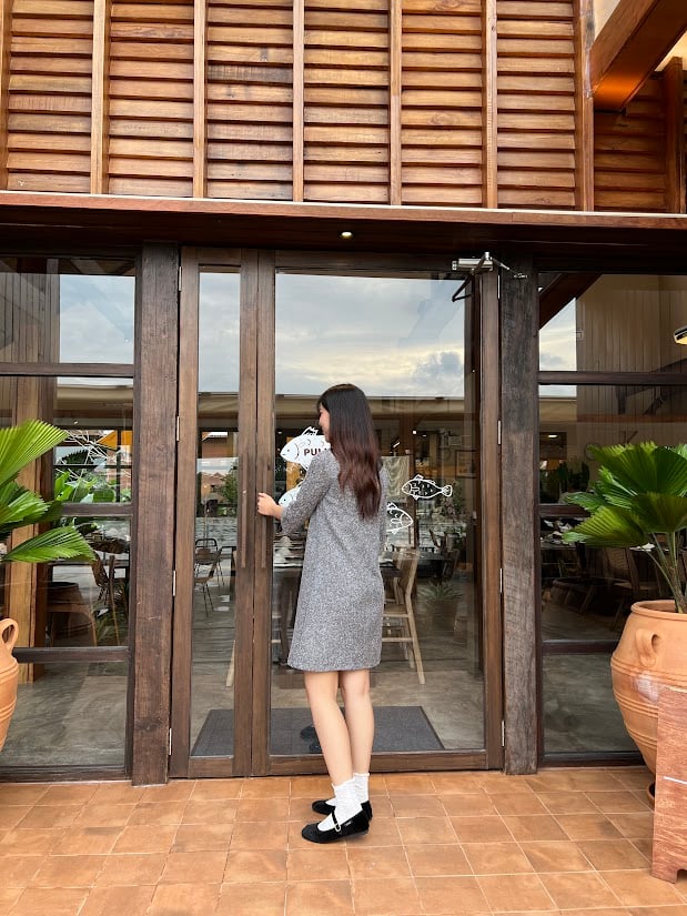 ประตูหลักทางเข้าตัวอาคารโซนอินดอร์