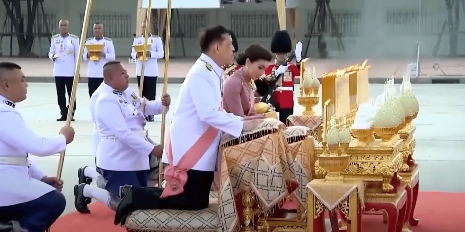 ในหลวง พระราชินี ถวายบังคมพระรูปรัชกาลที่ 5 