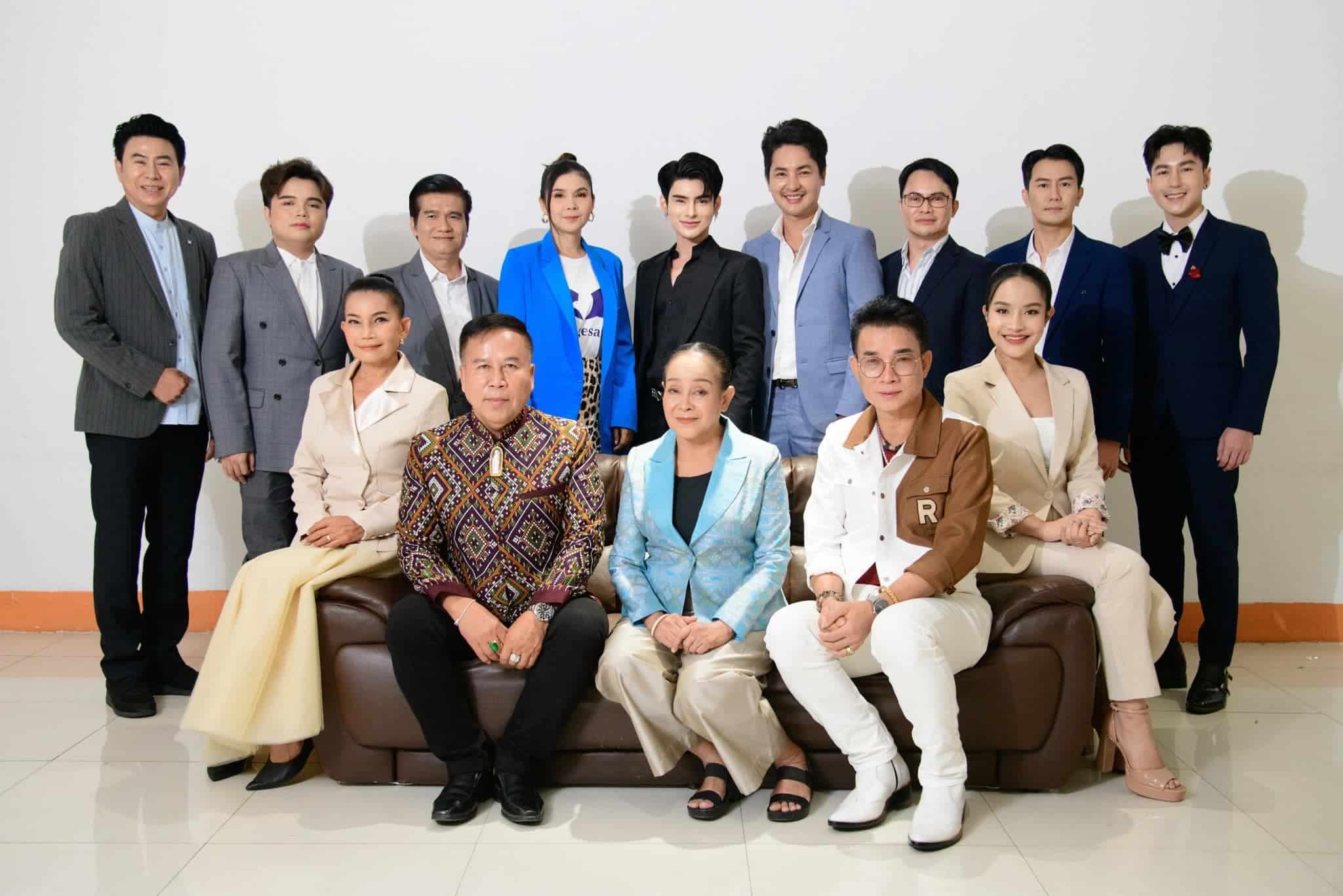 ฝน ธนสุนทร ร่วมงานกับคณะหมอลำ เสียงอีสาน