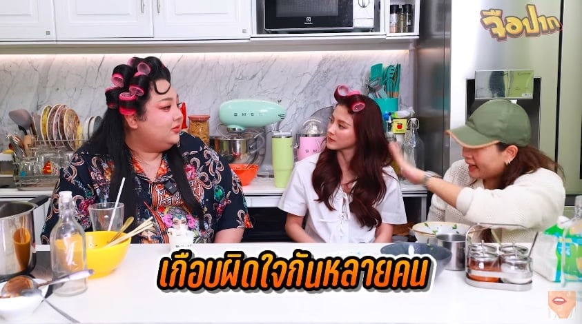เอแคลร์ จือปาก โดนทัวร์ลง หอบหมี่ไก่ฉีกงานวันเกิดใบเฟิร์นกลับบ้านหมดเกือบร้อยกล่อง-1