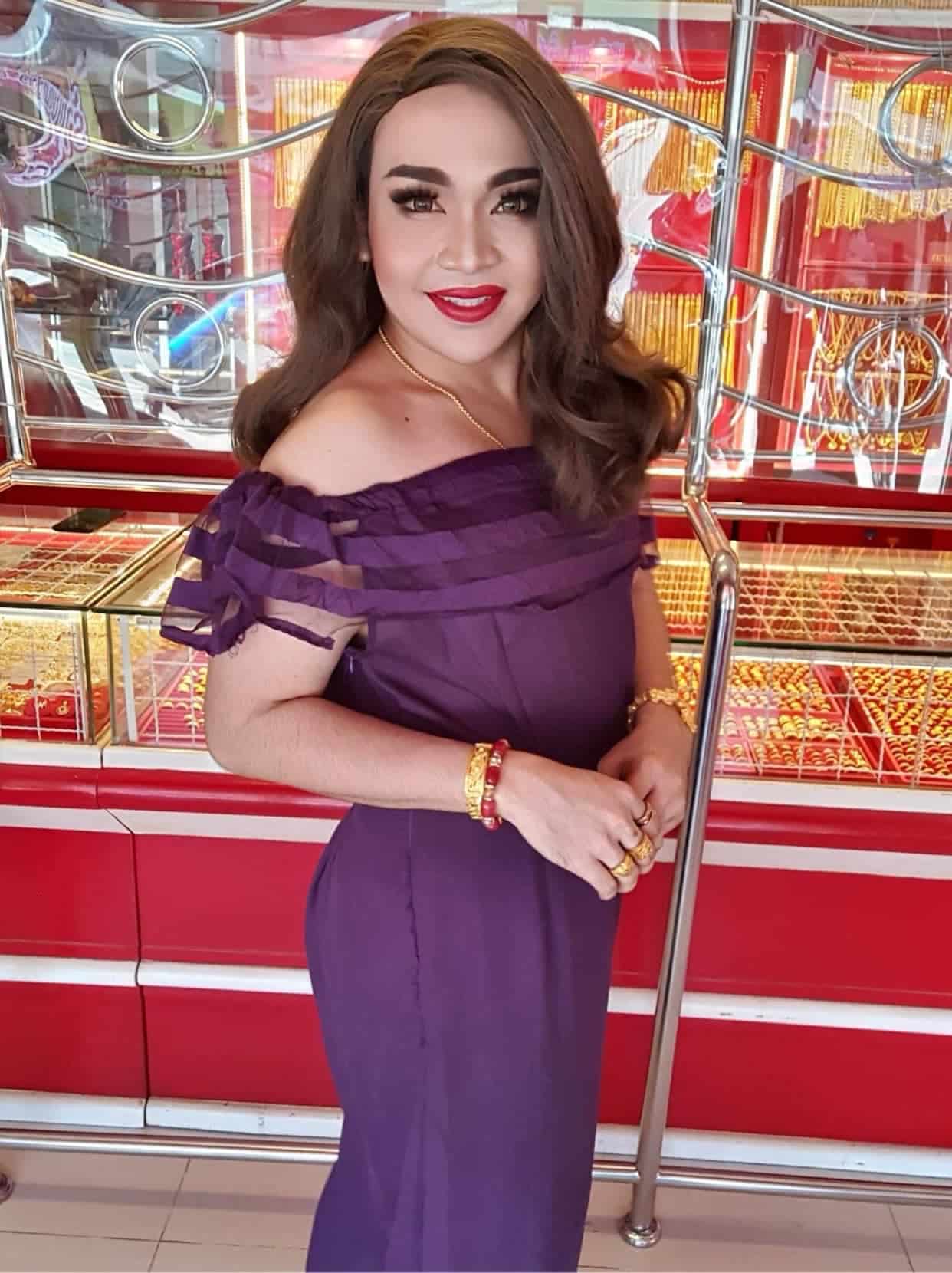 ใบหนาด ขายทอง คือใคร