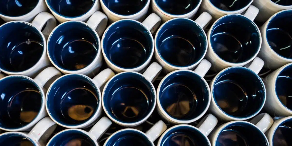 แก้วเซรามิกเคลือบสีที่ด้านใน เมื่อสัมผัสกับเครื่องดื่มร้อนโลหะหนักจะละลายออกมา