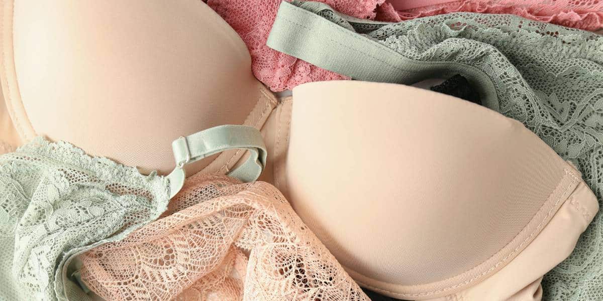 ชุดชั้นในถือเป็นสิ่งที่ไม่ควรซักในเครื่องซักผ้า เพราะอาจทำให้โครงเสื้อผิดรูปได้