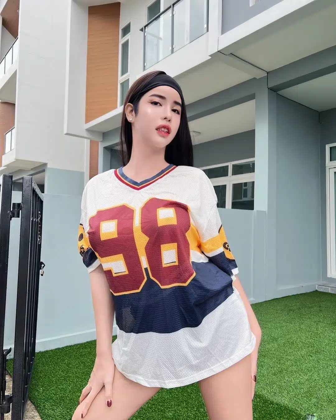 นาราใส่เสื้อบอล ยืนหน้าบ้าน