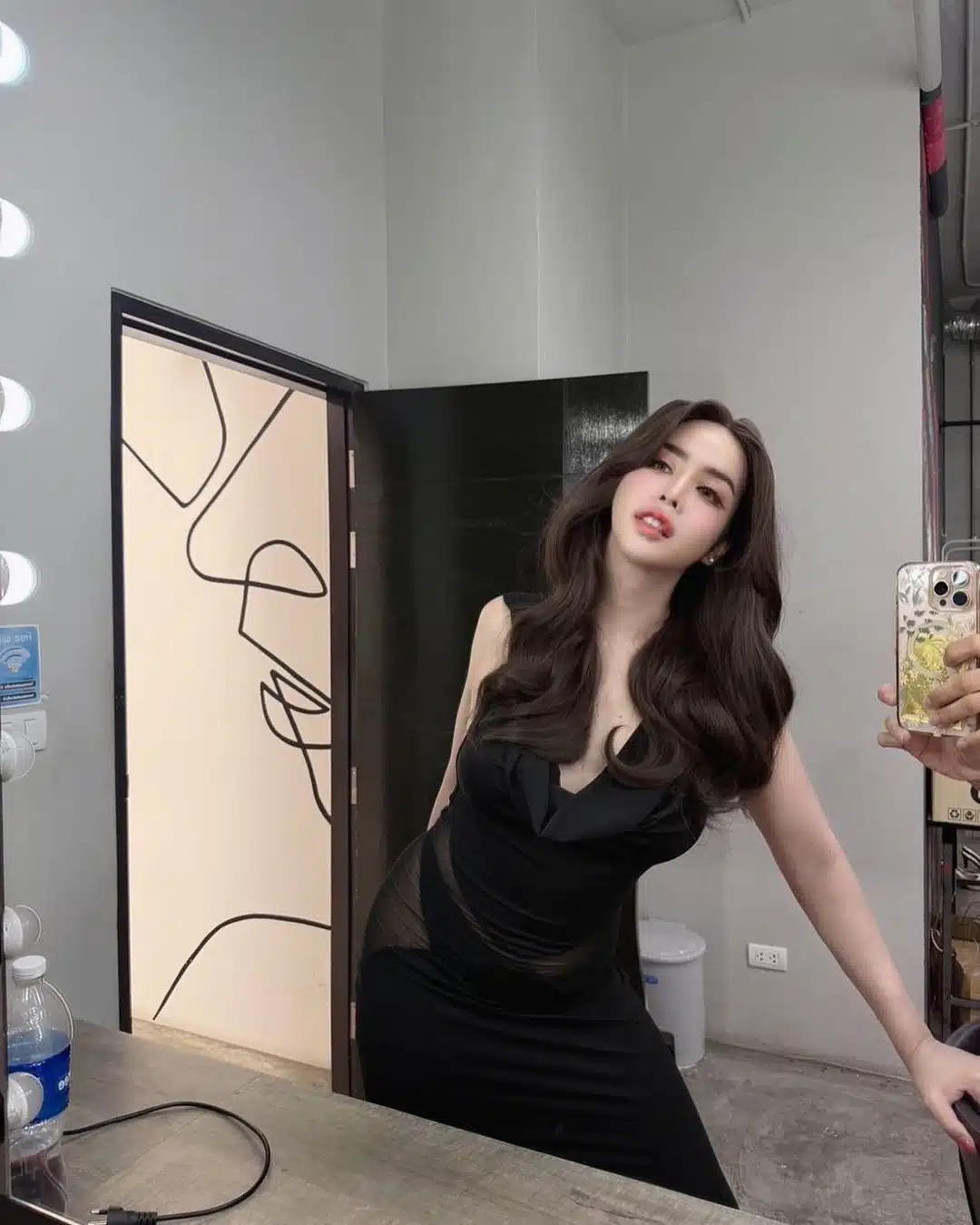 นาราถ่ายรูปหน้ากระจก