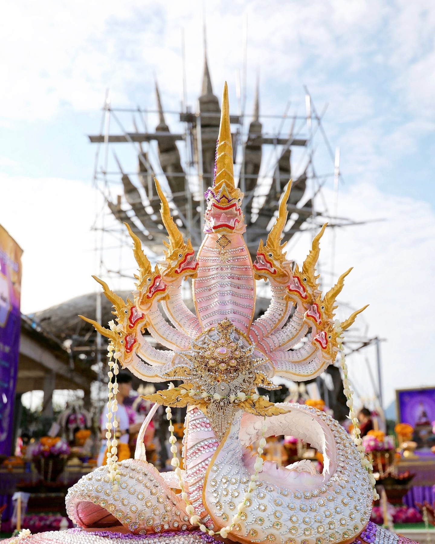 รำบวงสรวงบูชาพ่อพญานาคราช "วิสุทธิเทวามหานทีศรีสวรรค์บันดาลโชค" องค์นาค 9 เศียร ที่สูงถึง 9.99 เมตร