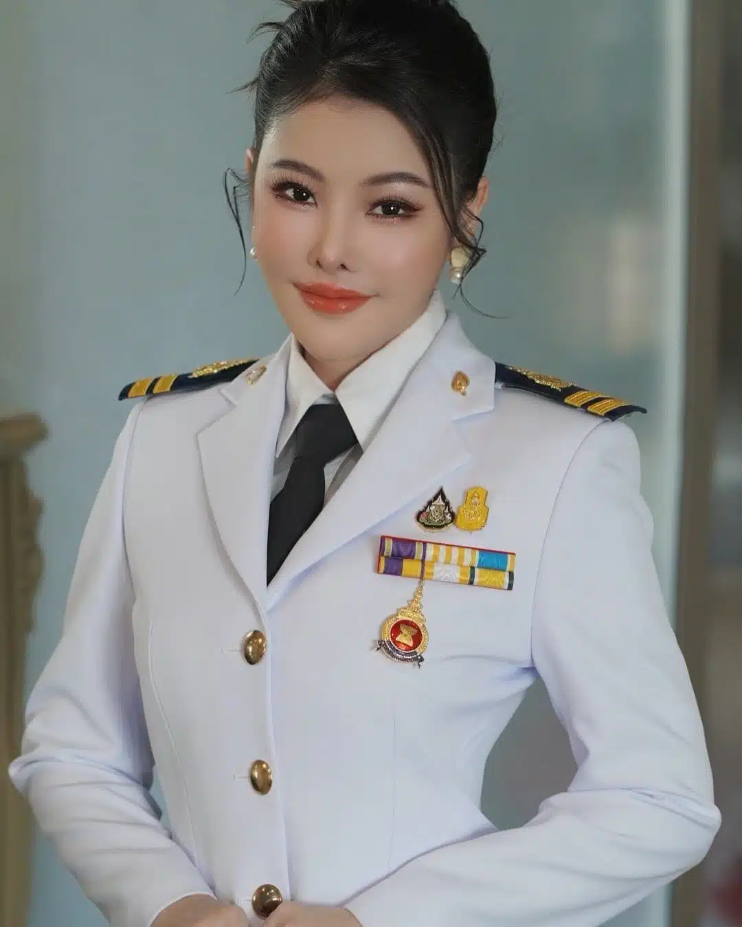 ลิลลี่ เหงียน ฟาดกลับ ปู มัณฑนา โดนแซะแต่งชุดขาวคล้ายราชการ