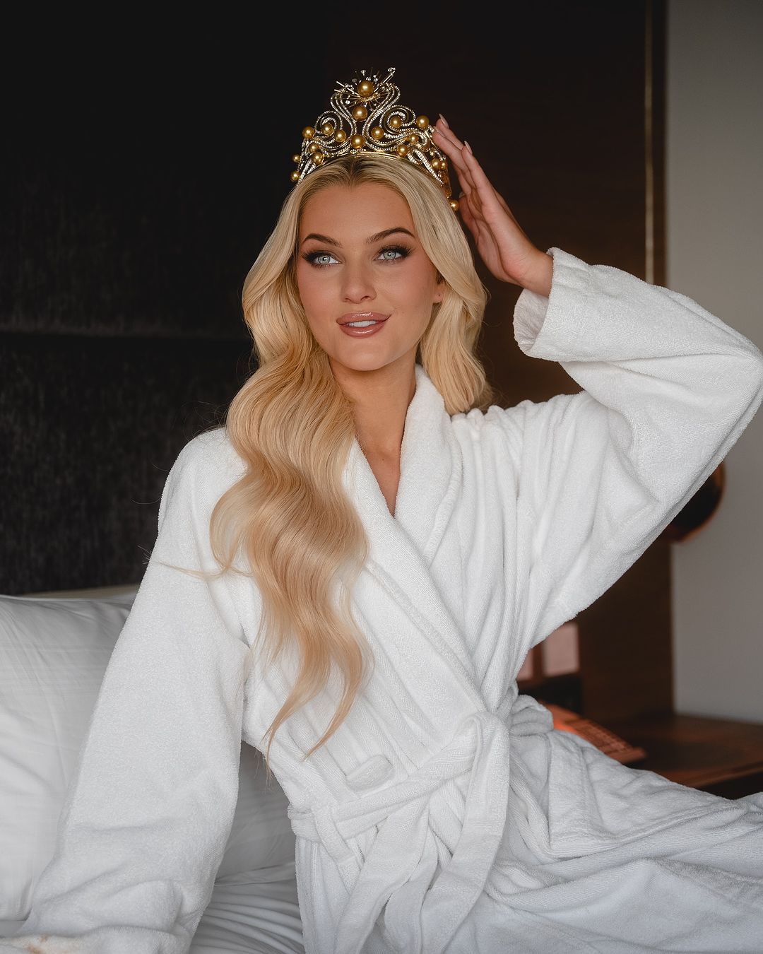 วิกตอเรีย เคียร์ เธลวิก เจ้าของมงกุฎใหม่ สีทองจาก Miss Universe