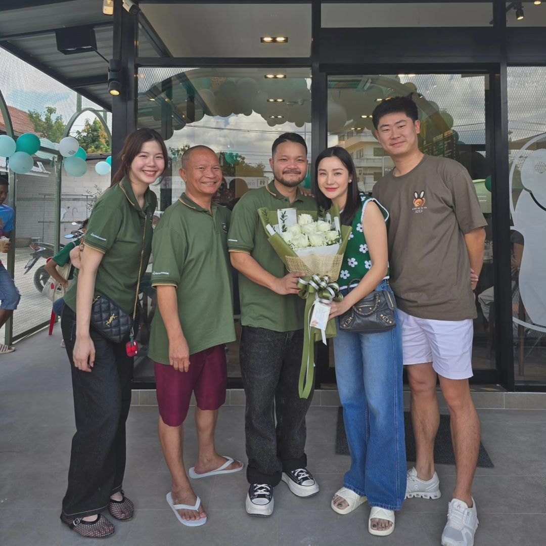 มิกซ์ เพทาย ลูกชาย หม่ำ จ๊กมก ลงทุนเปิดร้านกาแฟอเมซอนกับแฟนสาว ครอบครัว-ตลกดัง ตบเท้าร่วมแสดงความยินดี-3