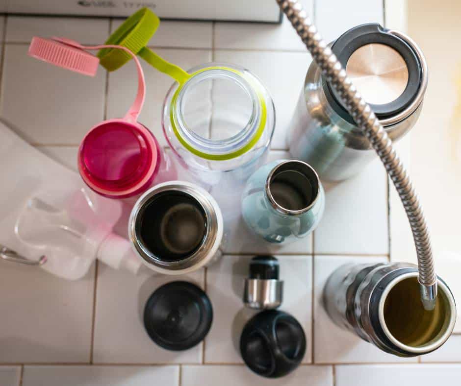 การล้างขวดน้ำพกพาอย่างถูกวิอธี ป้องกันการสะสมของแบคตทีเรียและสารเหนียว