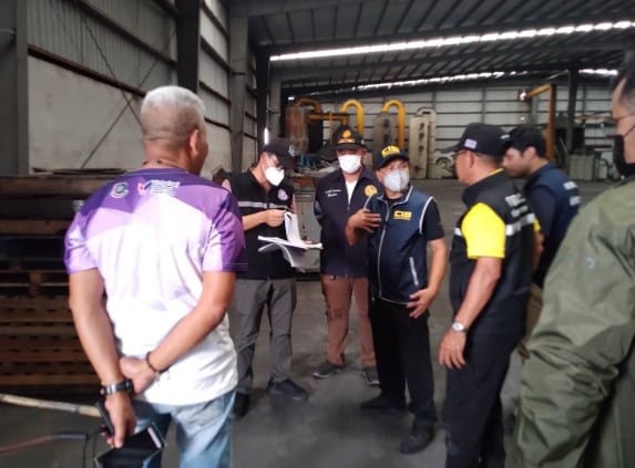 ตำรวจบุกโรงงานเถื่อน
