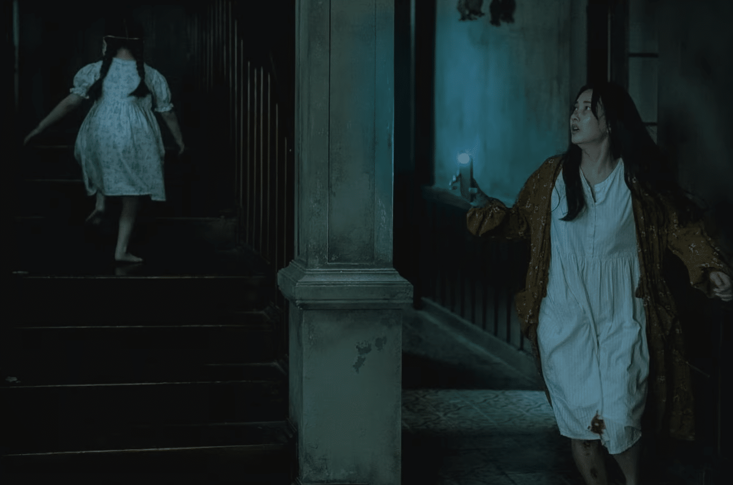 นุ่น วรนุช รับบทเป็น วารี สาวถูกสามีทำร้าย ต้องพาลูกสาว มิน หนีมาอยูบ้านจารึกอนันต์ที่พังงา