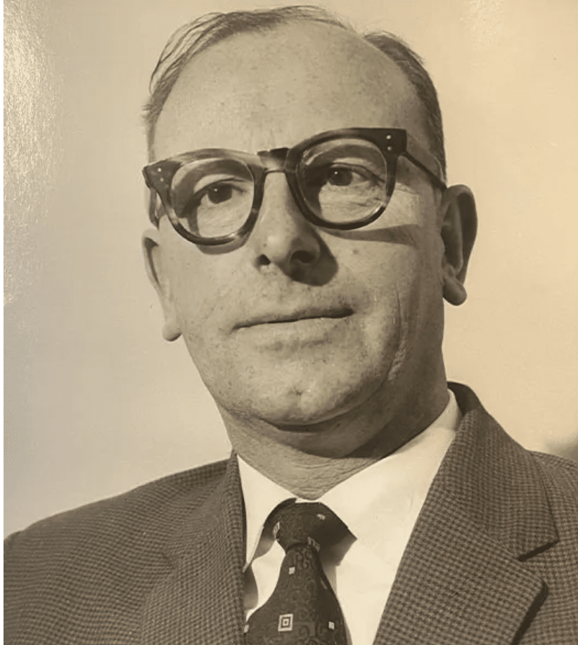 จอห์น ทินนิสวูด สมัยยังหนุ่ม หลังรบสงครามโลกครั้งที่ 2 ได้ทำงานเป็นพนักงานบัญชี