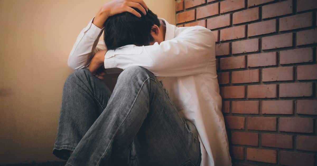 นักเรียนชายสะดุ้งตื่น พยายามอธิบายด้วยเสียงสั่นเครือ