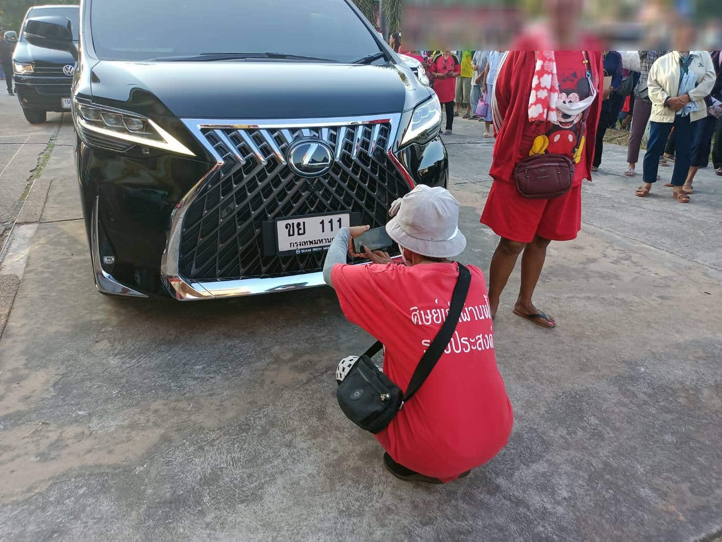 เลขทะเบียนรถตู้ ทักษิณ นั่งลงพื้นที่ช่วยหาเสียงอุดรฯ