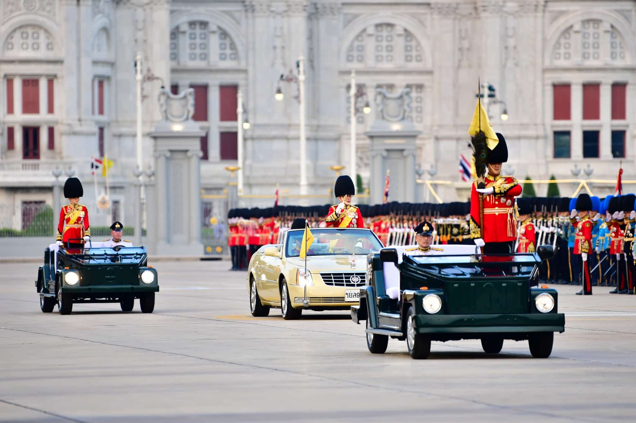 ในหลวงประทับรถยนต์พระที่นั่ง ตรวจสวนสนามราชวัลลภ