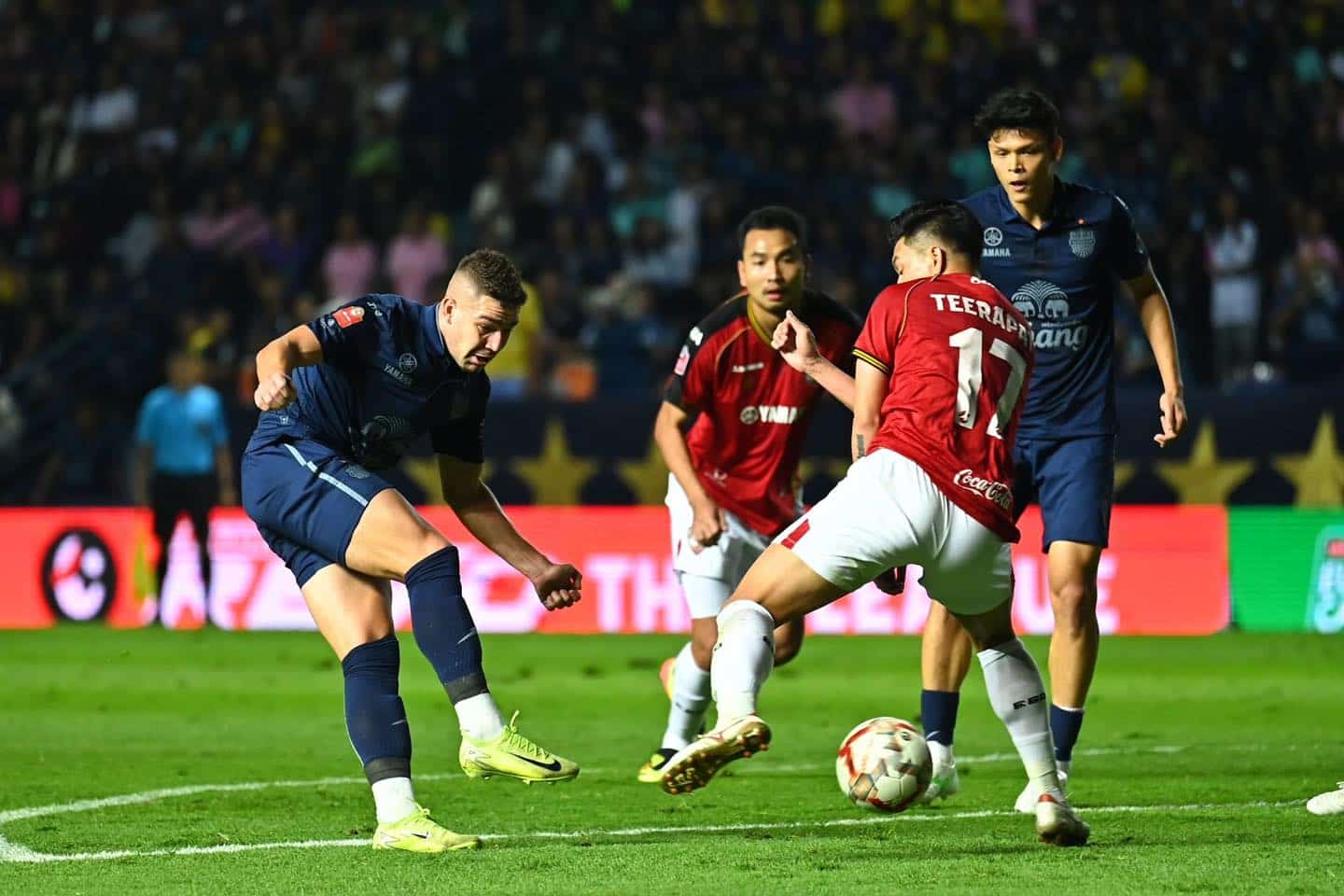 ผลฟุตบอล รีโว่ ไทยลีก บุรีรัมย์ เมืองทอง