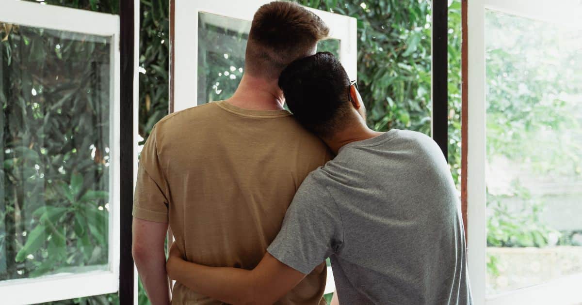 คู่รักกอดกัน