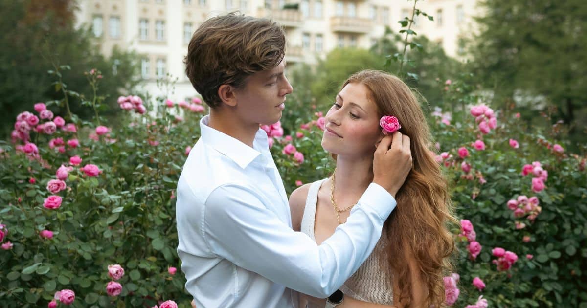 คู่รักทัดดอกไม้ให้กัน