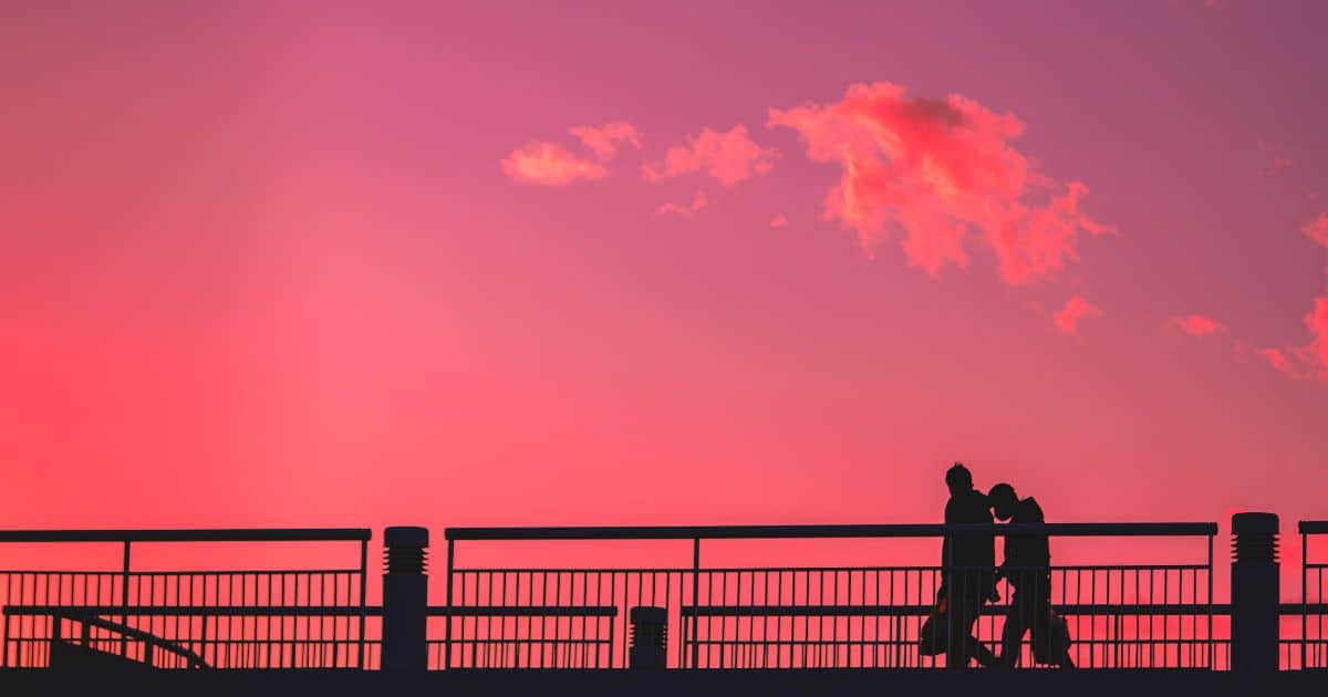 คู่รัก พื้นหลังสีชมพู