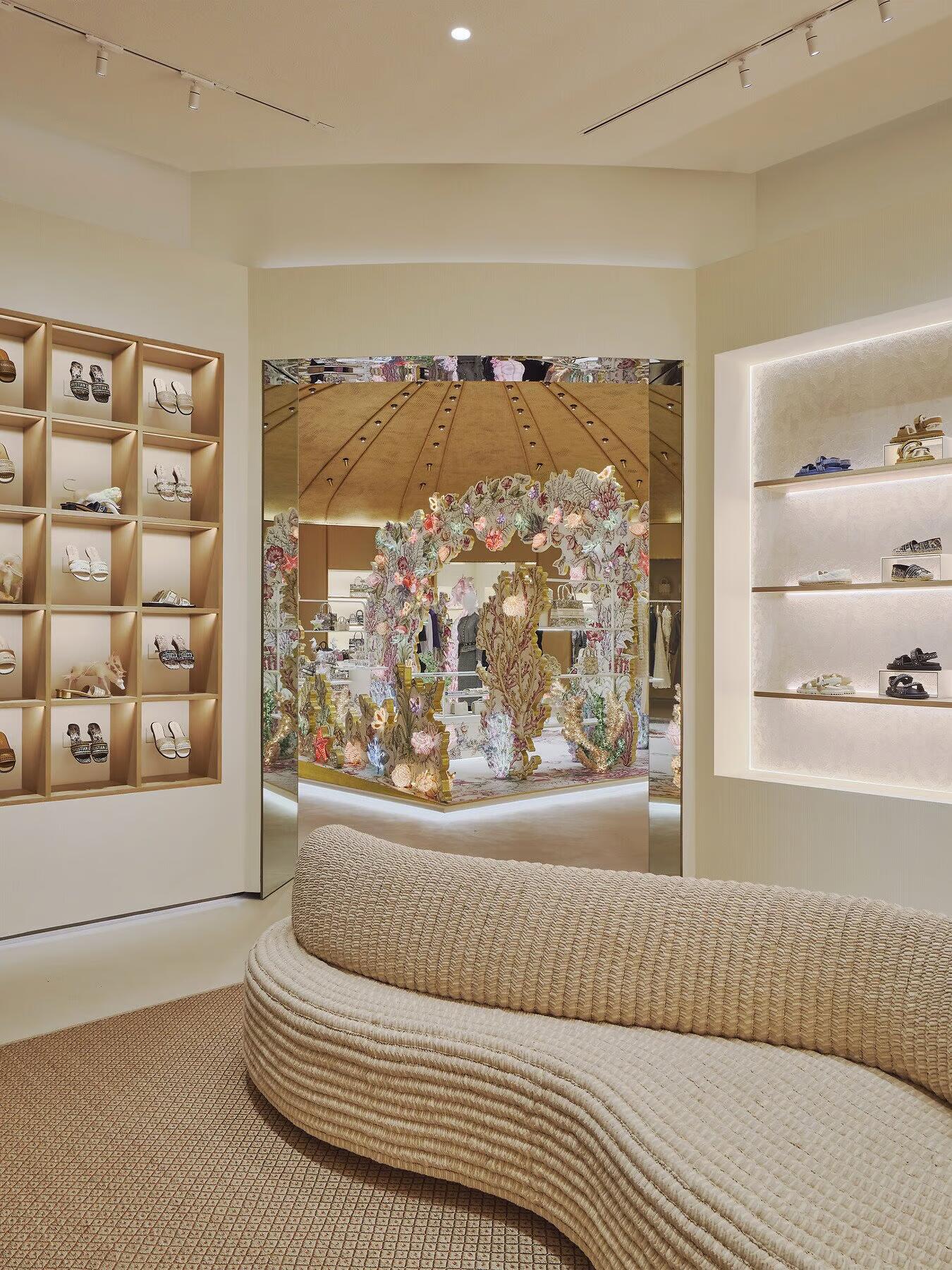 ห้องแสดงคอลเลคชั่นพิเสา จากดิออรื