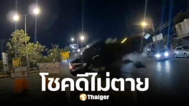 คลิปนาที เด็ก 16 ขับเบนซ์ ลอยเสยท้าย 6 ล้อ รถพังยับทั้งคัน รอดตายไม่น่าเชื่อ