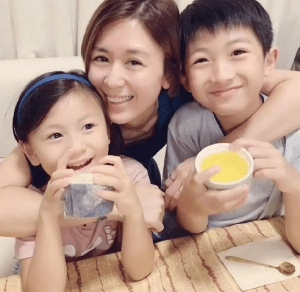 อดีตดาราถงหลิง และลูก