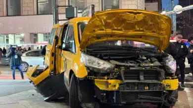 แท็กซี่พุ่งชนกลางนิวยอร์ก