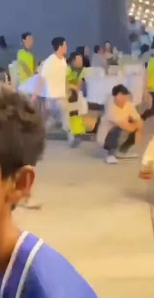 กลุ่มเพื่อนลากร่างของแบงค์เหมือนไม่ใช่คน