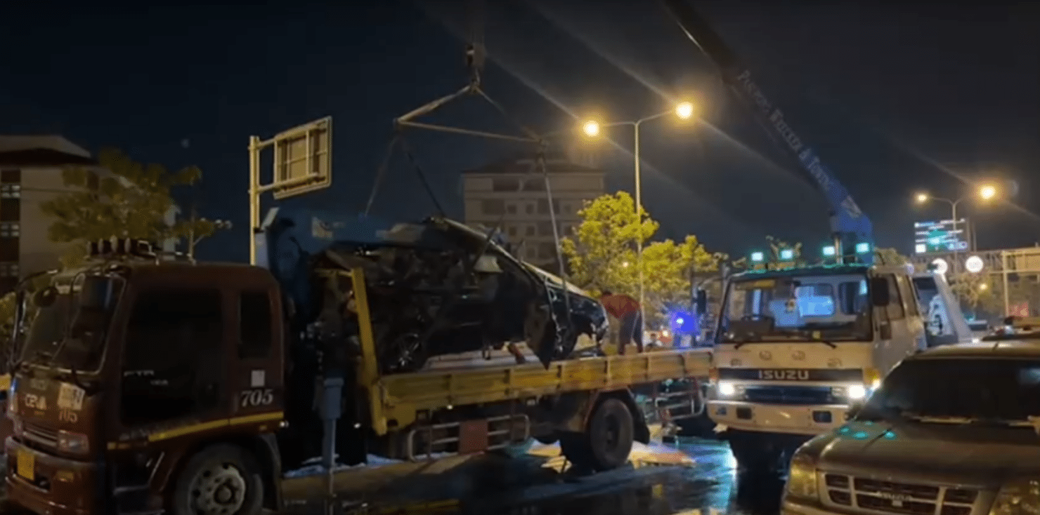 นาทีเด็ก 16 ขับเบนซ์เสยท้ายรถ 6 ล้อ