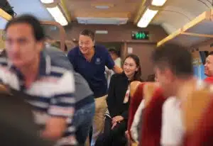 เศรษฐา แพทองธาร ระหว่างเดินทางมาขึ้นขบวนรถไฟไปสัมนา