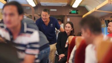 เศรษฐา แพทองธาร ระหว่างเดินทางมาขึ้นขบวนรถไฟไปสัมนา