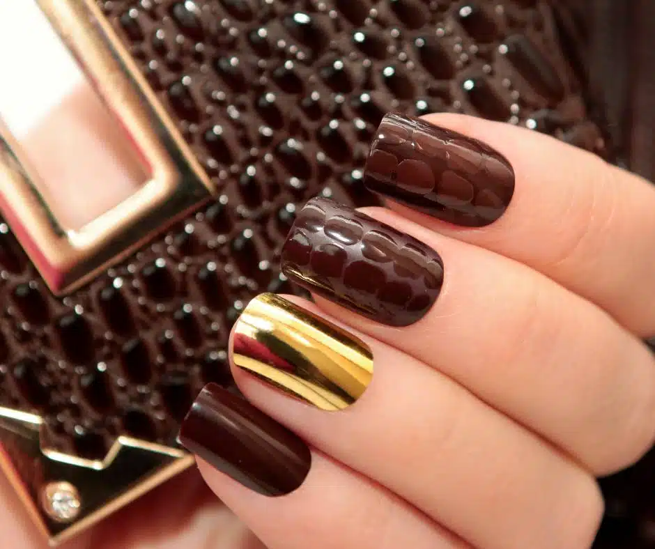 แฟชั่นสีน้ำตาลแพนโทย คนทาเล็บ