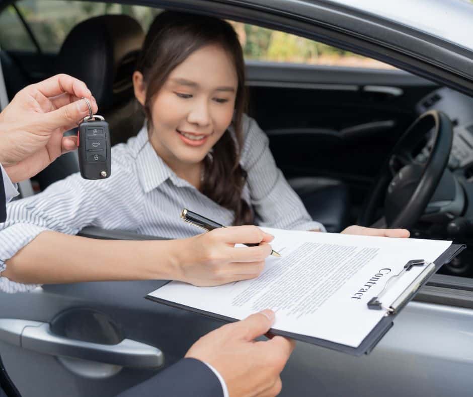 คนนั่งอยู่ในรถ รับส่งมอบกุญแจรถ