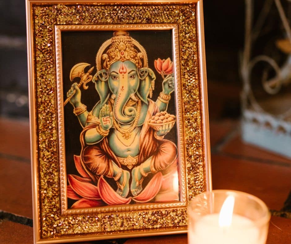 ภาพพระพิคเนศ ที่มีคนจุดเทียนบูชา