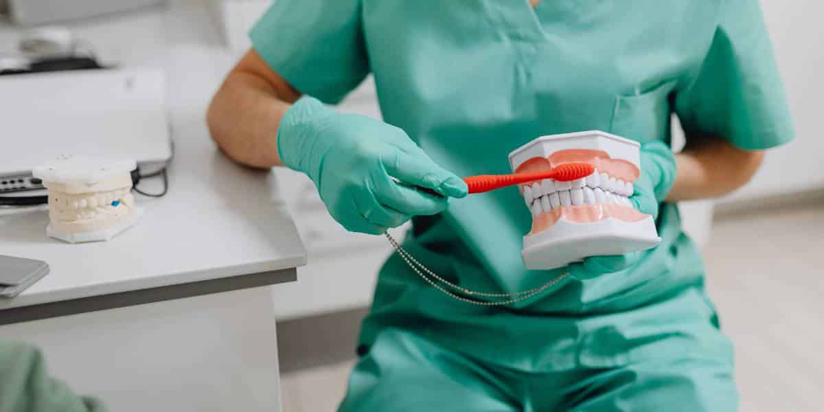 กการแปรงฟันที่ถูกต้องควรแปรงวันละ 2 ครั้ง ตอนเช้าและก่อนนอน