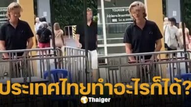 นักท่องเที่ยวต่างชาติ ยืนปัสสาวะใส่โต๊ะเจ้าหน้าที่เทศกิจ กลางวันแสกๆ โดยไม่สนสายตาคนเดินผ่านไปมา ทำคนไทยเดือด