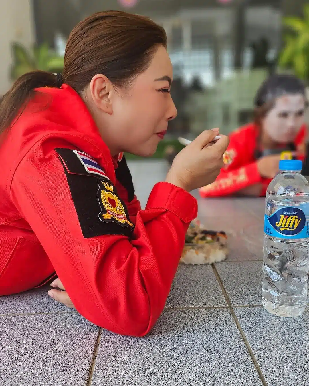  บุ๋ม ปนัดดา นอนกินข้าวกัยทีมงาน จิตอาสา 