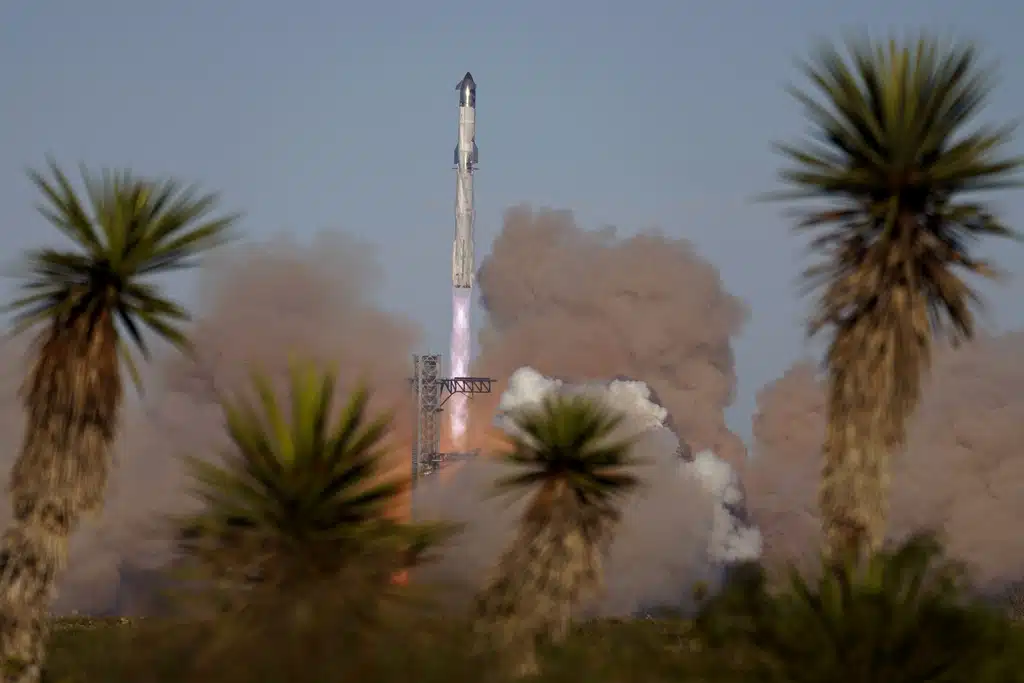 จรวดเมกะ Starship ของ SpaceX ทะยานขึ้นสู่ฟ้าสำหรับการทดสอบจากฐาน Starbase ใน Boca Chica, Texas