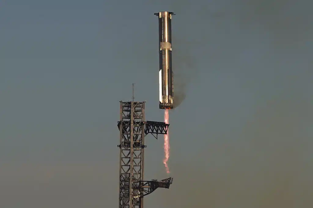 บูสเตอร์จรวด Starship ของ SpaceX กลับสู่ฐานปล่อยระหว่างการทดสอบบินที่ Starbase ใน Boca Chica, Texas